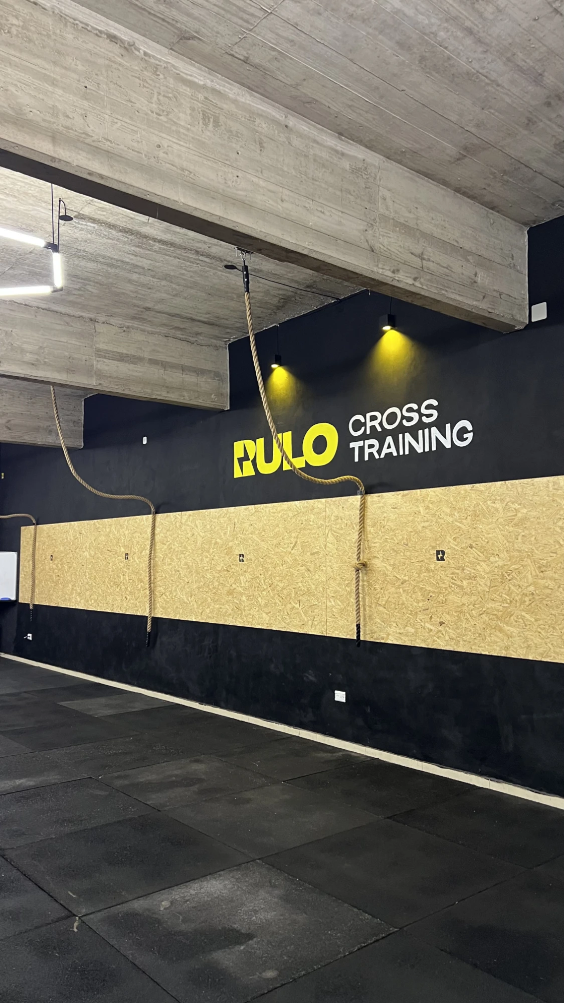 Muro con el logo de Rulo y focos amarillos